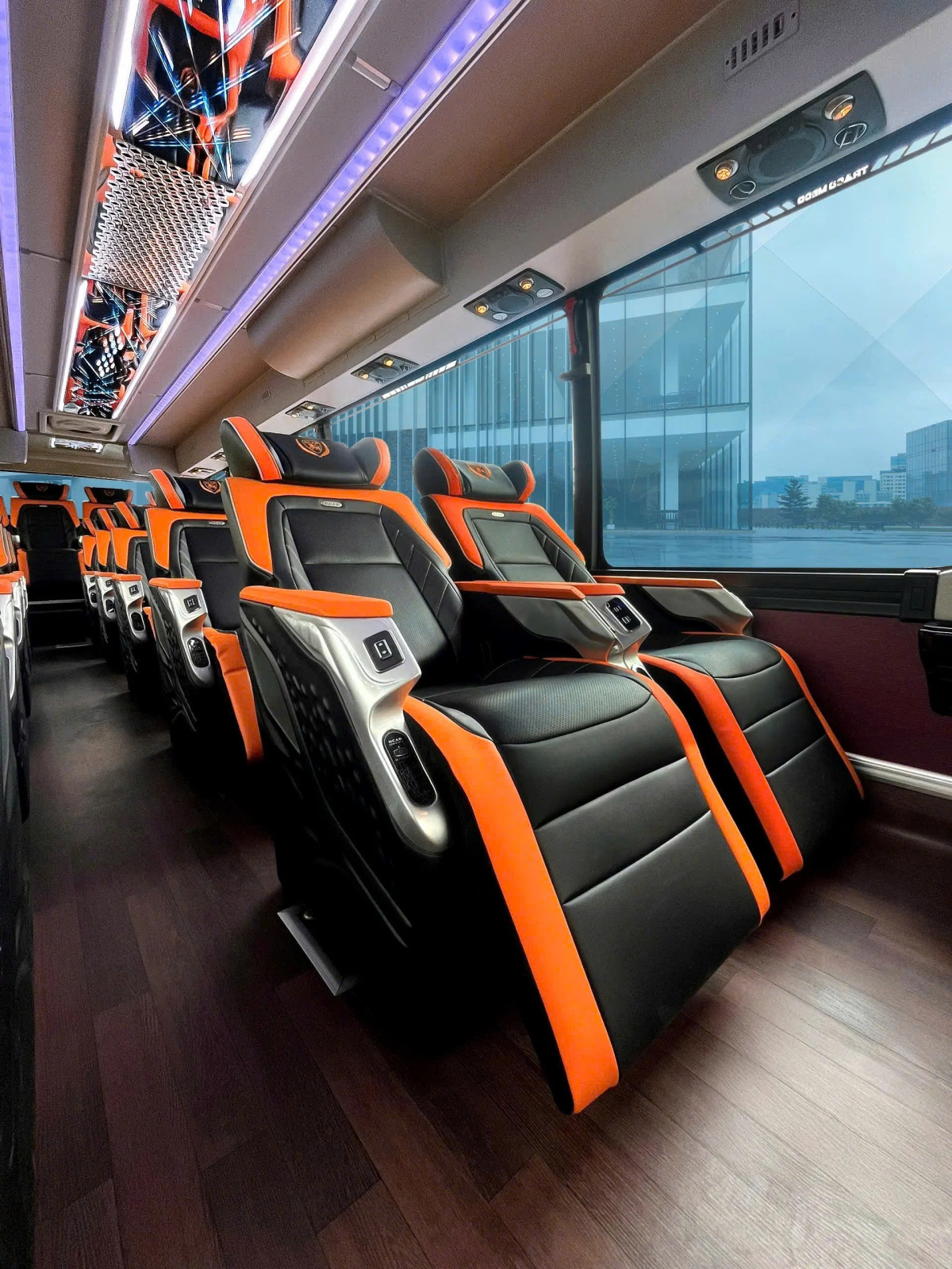 Xe Limousine 19 ghế VIP Hạng thương gia